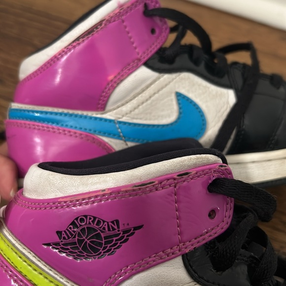 Air jordan mids size 4.5y - Picture 7 of 9